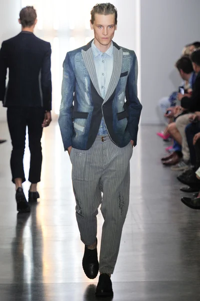 Look 16